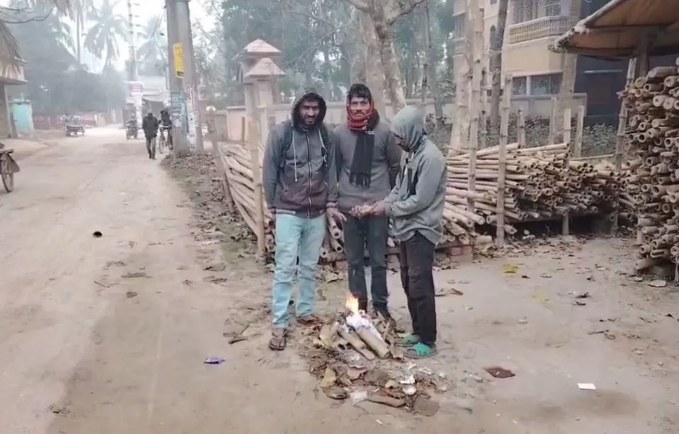 চুয়াডাঙ্গায় কুয়াশার মধ্যে তিনজন যুবক ধোঁয়া জ্বলছে এমন অবস্থায়. Channel i News - চ্যানেল আই নিউজ