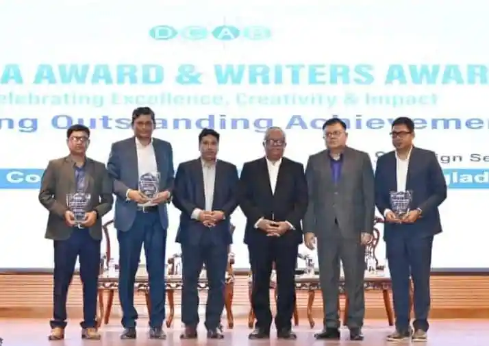 তিন সাংবাদিক ডিক্যাব মিডিয়া অ্যাওয়ার্ড গ্রহণ করছেন. Channel i News - চ্যানেল আই নিউজ