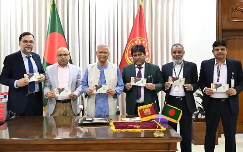 প্রধান উপদেষ্টা বিজয় দিবস স্মারক ডাকটিকিট উদ্বোধন করছেন. Channel i News - চ্যানেল আই নিউজ