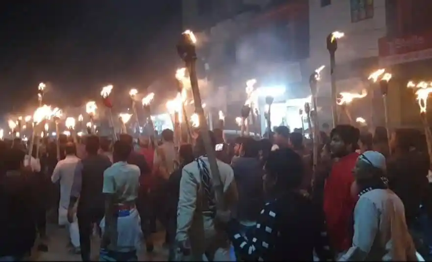 বিক্ষোভকারীরা মিছিল করছে, torch ও আগুনের প্রদর্শনী দেখানো হচ্ছে. Channel i News - চ্যানেল আই নিউজ