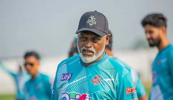 ঢাকা ক্রিকেট দলের সহকারী কোচ জাকিরের ছবি, তিনি মাঠে প্রশিক্ষণ দিচ্ছেন. Channel i News - চ্যানেল আই নিউজ