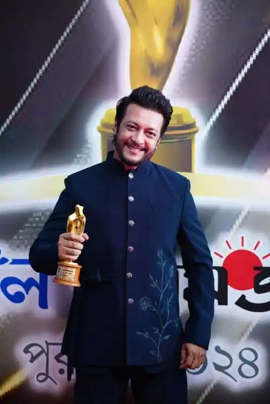ইমন পুরস্কার গ্রহণরত, বাংলাদেশি শিল্পী ও সংগীতজ্ঞ. Channel i News - চ্যানেল আই নিউজ