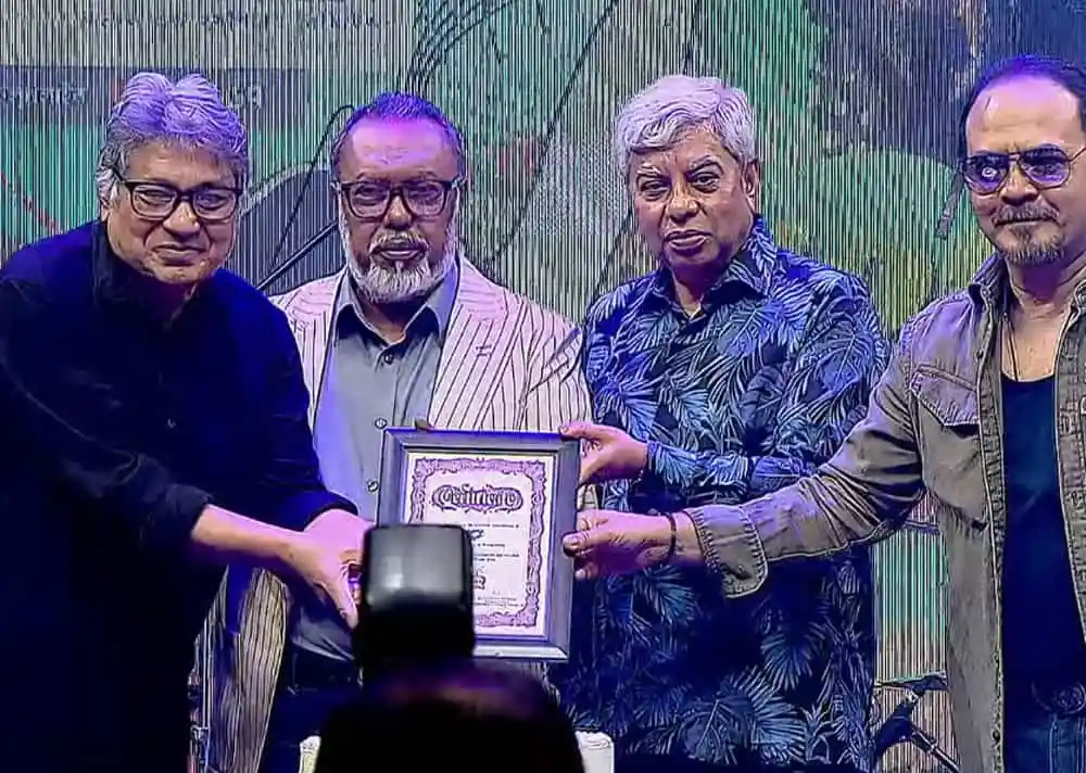 চ্যানেল আই অনলাইন ১২ বছর উদযাপন অনুষ্ঠানে অতিথিরা কেক কেটে রঙিন উদযাপন করছেন. Channel i News - চ্যানেল আই নিউজ