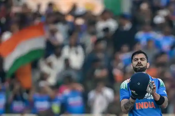 ভারতীয় ক্রিকেটার কোহলি ব্যাটিংরত, দর্শকদের মাঝে উৎসাহ. Channel i News - চ্যানেল আই নিউজ