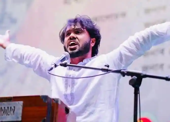জনতা সমাবেশে বক্তা উত্তেজিতভাবে বক্তব্য দিচ্ছেন. Channel i News - চ্যানেল আই নিউজ