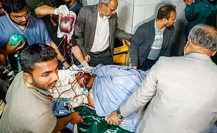 চিকিৎসাধীন ব্যক্তির জন্য জরুরি রক্তের ট্রান্সফিউশন চলছে. Channel i News - চ্যানেল আই নিউজ