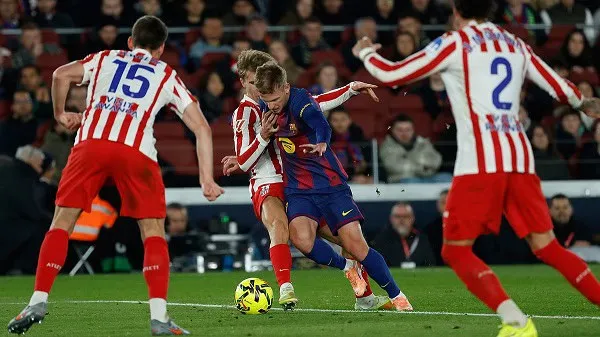 বার্সেলোনা ও Atlético Madrid খেলোয়াড়রা মাঠে প্রতিদ্বন্দ্বিতা করছে. Channel i News - চ্যানেল আই নিউজ