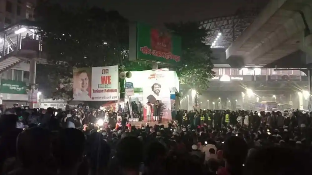 শাহবাগে রাতভর অবস্থান ও অবরোধের দৃশ্য, জনসমাগম ও পুলিশি উপস্থিতি. Channel i News - চ্যানেল আই নিউজ