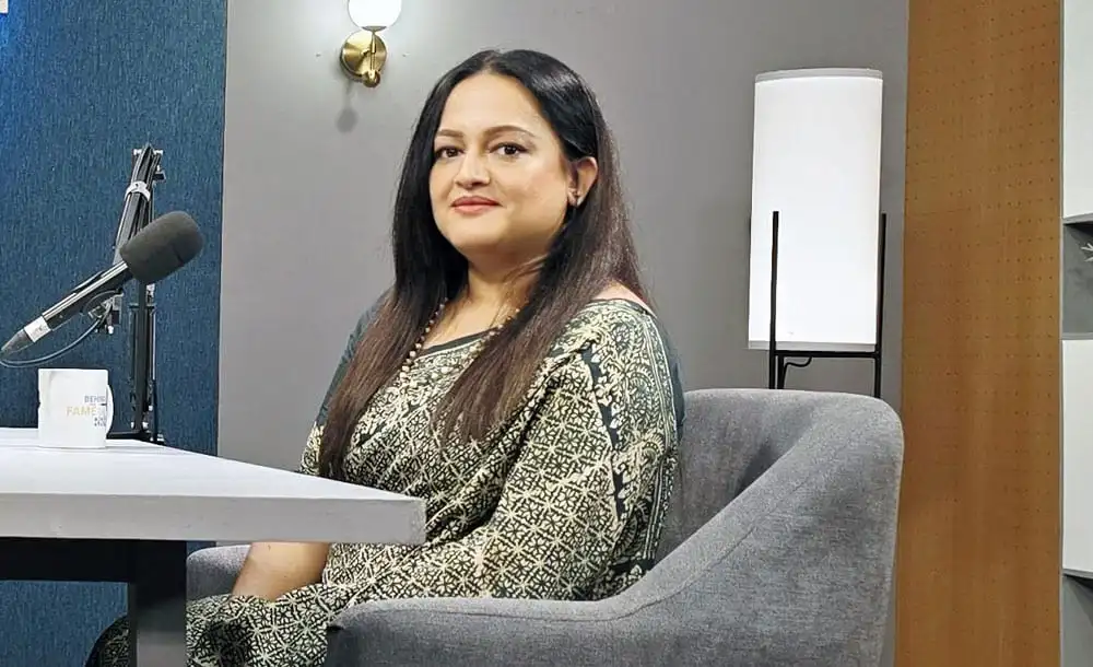 ইশিতা, বাংলাদেশি সংবাদ উপস্থাপিকা, ক্যামেরার সামনে বসে আছেন. Channel i News - চ্যানেল আই নিউজ