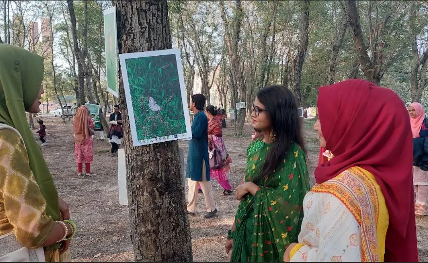 প্রকৃতি ও শিল্পের সংমিশ্রণে একটি বনভূমিতে চিত্র প্রদর্শনী।. Channel i News - চ্যানেল আই নিউজ
