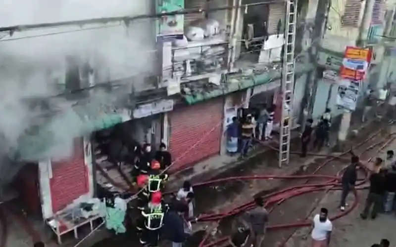 কেরানীগঞ্জে ১২তলা ভবনে আগুন, উদ্ধারকর্মীরা উদ্ধার কাজ চালাচ্ছে. Channel i News - চ্যানেল আই নিউজ