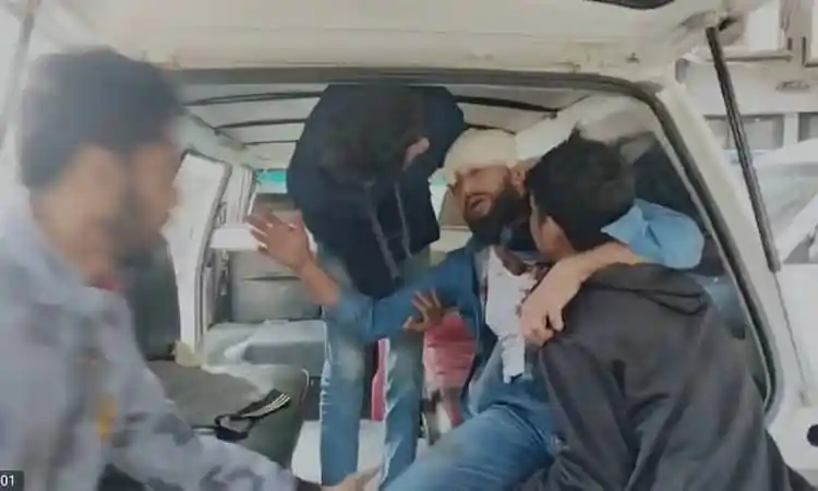 আহত ব্যক্তিকে হাসপাতালে নিয়ে যাওয়ার জন্য সহায়তা করছে পুলিশ ও স্বজনরা. Channel i News - চ্যানেল আই নিউজ