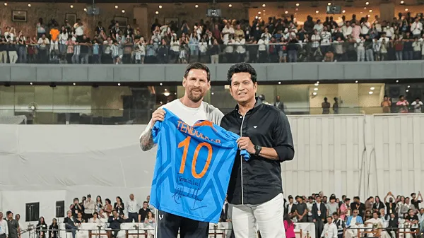 বিশ্বকাপ ফুটবল ম্যাচে খেলোয়াড়ের সাথে শুভেচ্ছা বিনিময় করছেন একজন কর্মকর্তা. Channel i News - চ্যানেল আই নিউজ