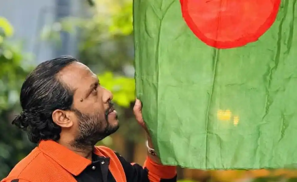 শিল্পীরা প্রতিবাদে অংশগ্রহণ করে বাংলাদেশের পতাকার পতাকা ধরে. Channel i News - চ্যানেল আই নিউজ