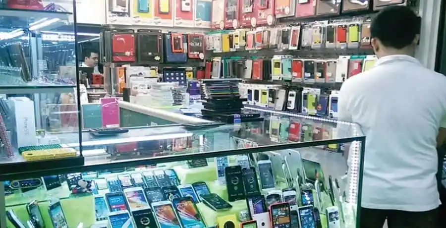বাংলাদেশের মোবাইল ফোন দোকানে বিভিন্ন মোবাইল ফোন ও কেসের সংগ্রহ. Channel i News - চ্যানেল আই নিউজ