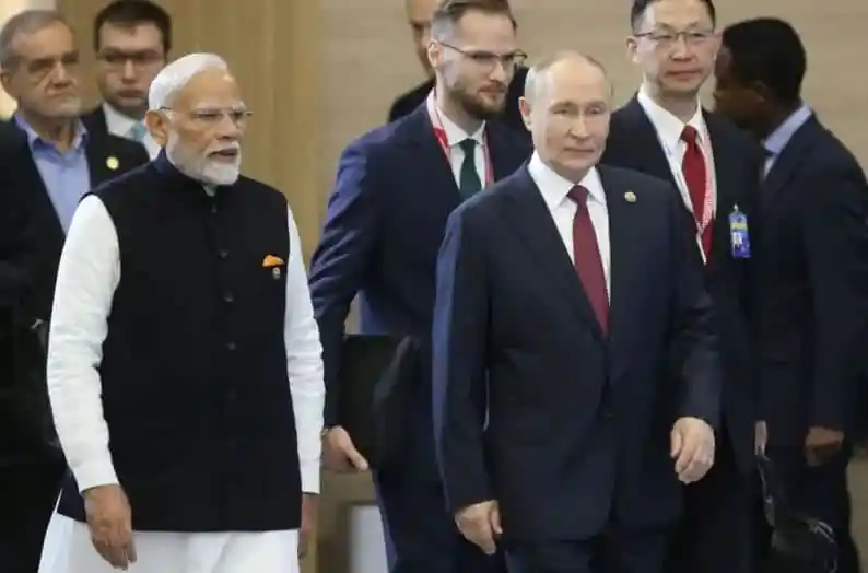 প্রধানমন্ত্রী নরেন্দ্র মোদি ও রাশিয়ার প্রেসিডেন্ট পুতিন একসঙ্গে চলছেন. Channel i News - চ্যানেল আই নিউজ