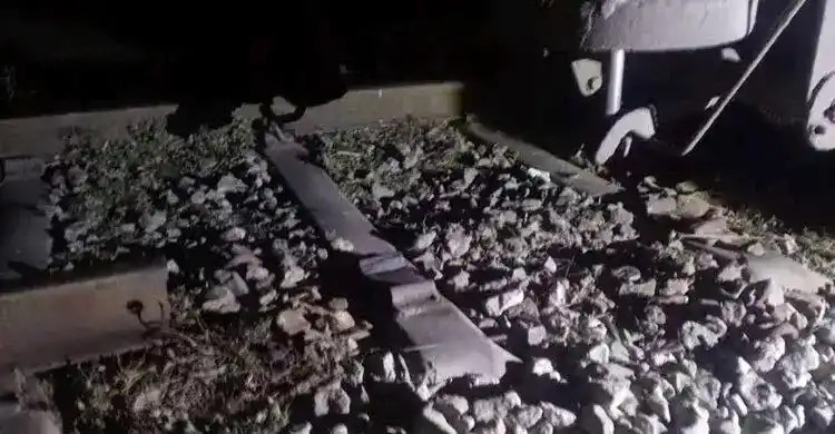 রেললাইনের পাত কেটে নাশকতা, ট্রেনের লাইনে ক্ষতি. Channel i News - চ্যানেল আই নিউজ