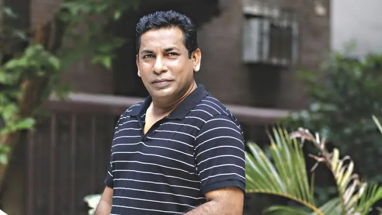 নির্বাচিত ব্যক্তি একটি বাগানে দাঁড়িয়ে আছেন. Channel i News - চ্যানেল আই নিউজ