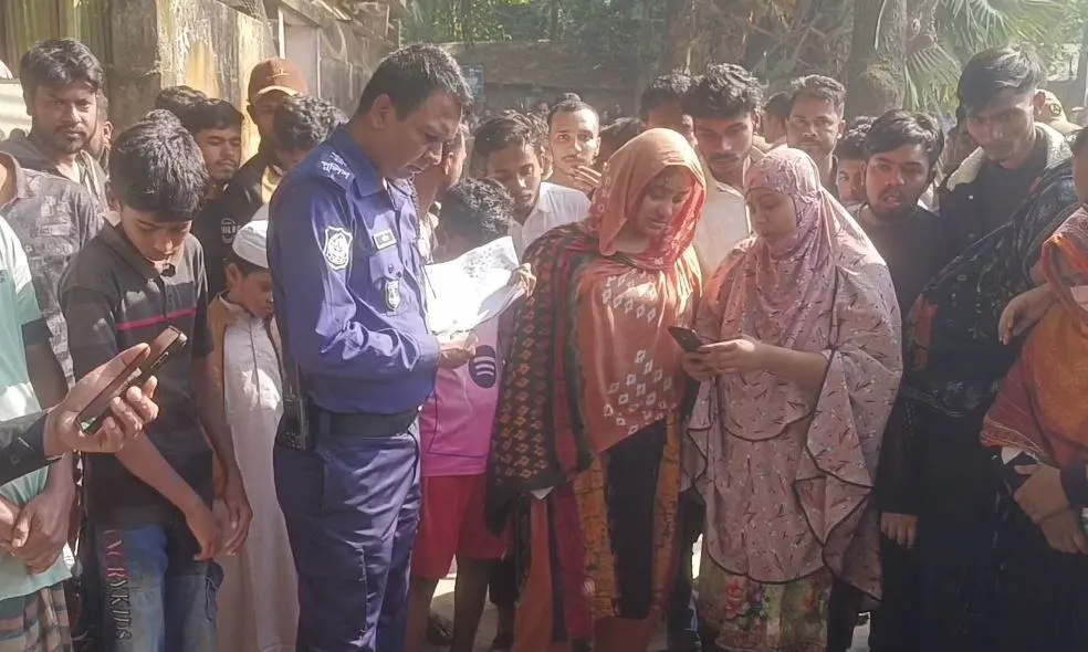 পুলিশের উপস্থিতিতে গণপিটুনিতে নিহত আসামী পরিবারের সদস্যরা।. Channel i News - চ্যানেল আই নিউজ
