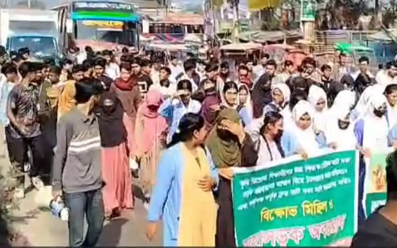 নোয়াখালীতে শিক্ষার্থীদের সড়ক অবরোধের ছবি, বিক্ষোভকারীরা রাস্তা বন্ধ করে রেখেছে. Channel i News - চ্যানেল আই নিউজ