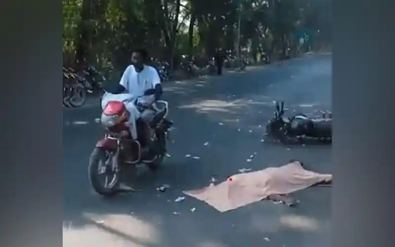 কুষ্টিয়ায় কাভার্ড ভ্যানের চাপায় নিহত দুই পুলিশ কর্মকর্তা ওসিসহ ঘটনাস্থলে পড়ে থাকা মরদেহ. Channel i News - চ্যানেল আই নিউজ