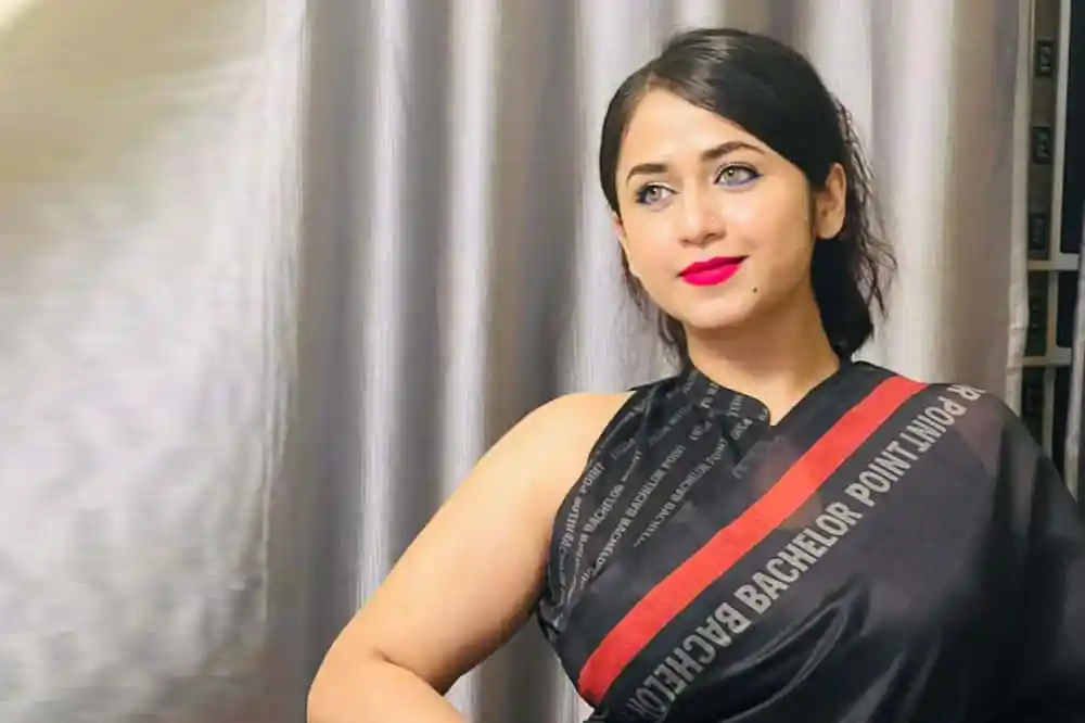 ফারিয়া হাস্যোজ্জ্বল মুখে ক্যামেরার দিকে তাকিয়ে আছেন. Channel i News - চ্যানেল আই নিউজ