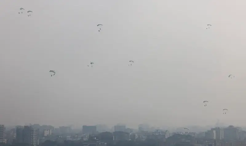 বিমানবন্দরে পতাকা নিয়ে প্যারাজাম্পের দল আকাশে উড়ছে. Channel i News - চ্যানেল আই নিউজ