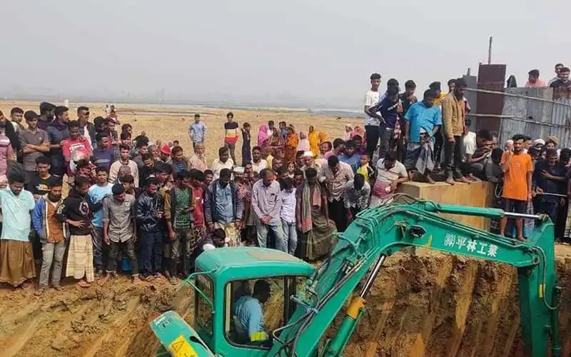 রাজশাহীতে গর্তে পড়া শিশুকে উদ্ধারের জন্য মানুষজন জড়ো হয়েছে. Channel i News - চ্যানেল আই নিউজ