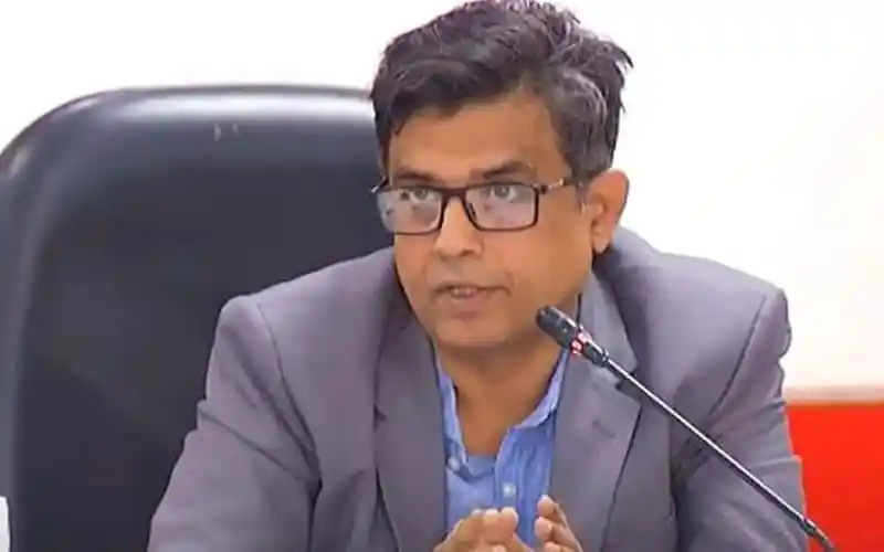 বাংলাদেশের একজন সাংবাদিক বা বিশ্লেষক বক্তৃতা দিচ্ছেন।. Channel i News - চ্যানেল আই নিউজ