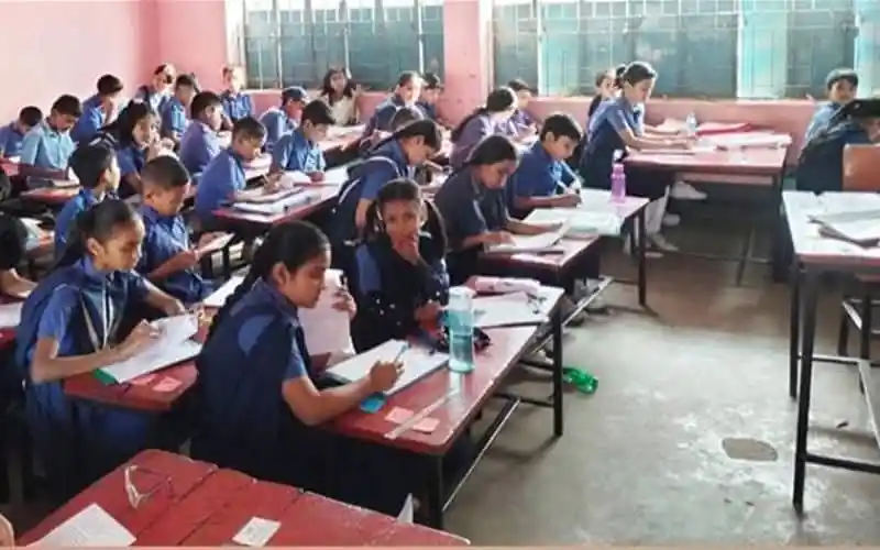 প্রাথমিক বিদ্যালয়ের শিক্ষার্থীরা শিক্ষক ছাড়া পরীক্ষা দিচ্ছে. Channel i News - চ্যানেল আই নিউজ