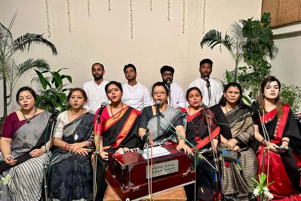 রবীন্দ্রসংগীত পরিবেশনা করছে সংগীতশিল্পীরা. Channel i News - চ্যানেল আই নিউজ