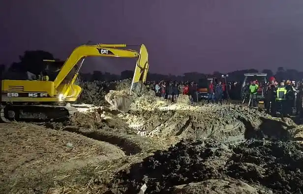 দুই বছরের শিশুর জন্য উদ্ধার অভিযান চলাকালে খননকার্য ও উদ্ধারকারীরা. Channel i News - চ্যানেল আই নিউজ