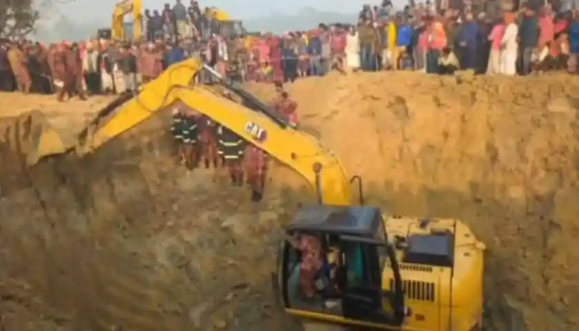 রাজশাহীতে গভীর গর্তে পড়ে থাকা শিশুর উদ্ধারের জন্য উদ্ধারকর্মীরা কাজ করছে. Channel i News - চ্যানেল আই নিউজ