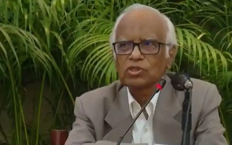 পরিকল্পনা উপদেষ্টা কথা বলছেন, পেছনে সবুজ গাছপালা. Channel i News - চ্যানেল আই নিউজ