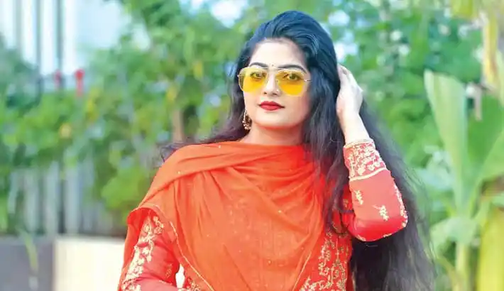 চ্যানেল আই অনলাইন কণ্ঠশিল্পী সালমার ছবি, লাল পোশাক ও হলুদ চশমা পরা. Channel i News - চ্যানেল আই নিউজ