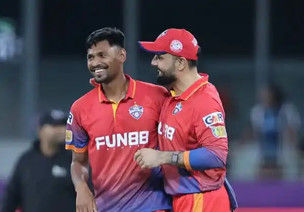 বাংলাদেশ ক্রিকেটার মোস্তাফিজুর রহমান ও দলের কোচের সঙ্গে হাসিমুখে আলোচনা. Channel i News - চ্যানেল আই নিউজ
