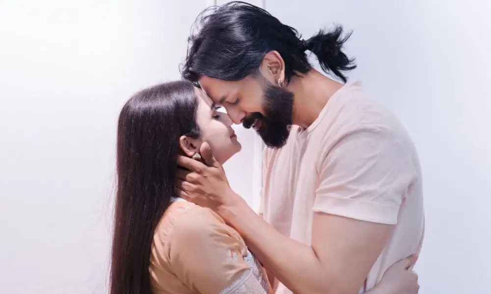 প্রেমিক ও প্রেমিকা কাছাকাছি মুখোমুখি হাসিমুখে. Channel i News - চ্যানেল আই নিউজ
