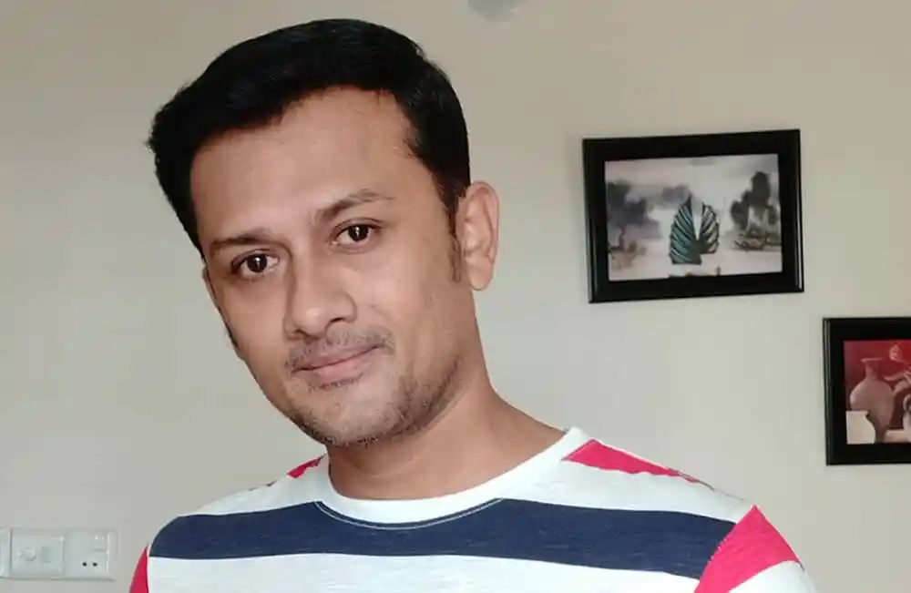 বাংলাদেশি যুবকের ছবি, সাধারণ অভ্যন্তরীণ পরিবেশে. Channel i News - চ্যানেল আই নিউজ