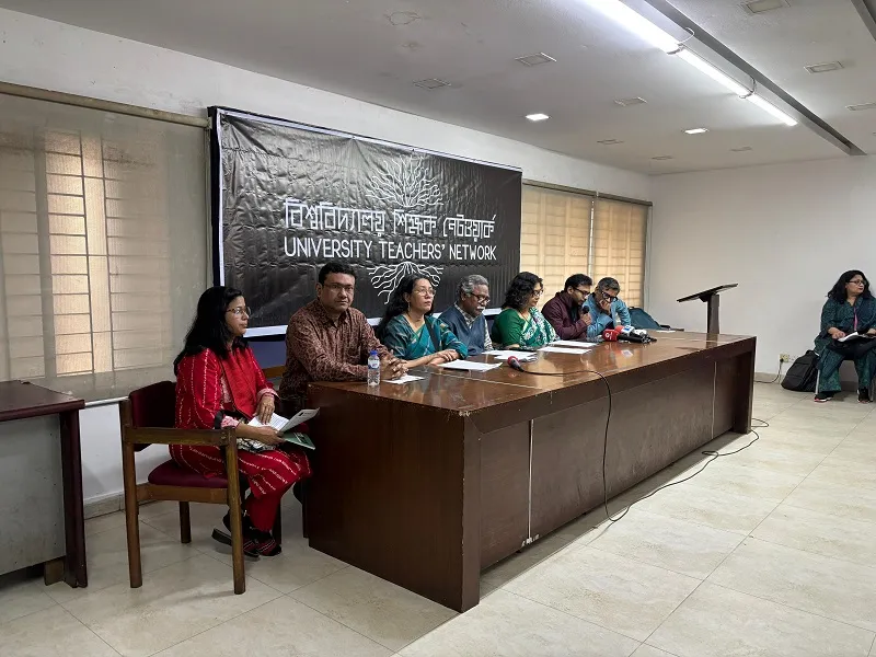 দুই শিক্ষককে চাকরিচ্যুতির প্রতিবাদে সংবাদ সম্মেলন