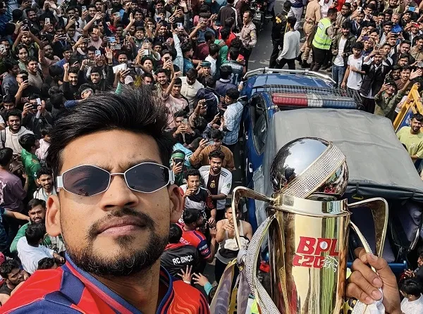 রাজশাহীতে ছাদখোলা বাসে শান্ত-আকবরদের ট্রফি উদযাপন
