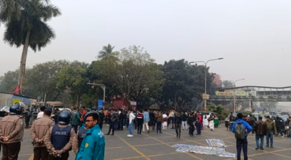 ফার্মগেটে সহপাঠী হত্যার বিচারের দাবি সড়ক অবরোধ