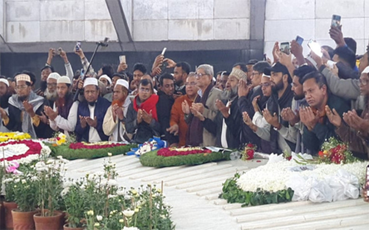 বেগম জিয়ার কবরে শ্রদ্ধা জানিয়েছেন মির্জা ফখরুল