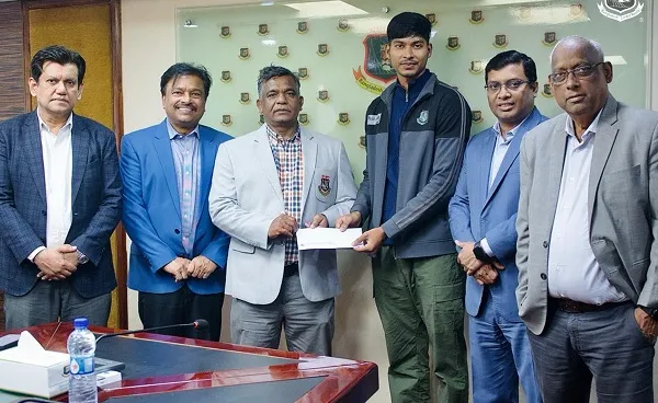 বিশ্বজয়ী শাহীন আলমের পাশে বিসিবি