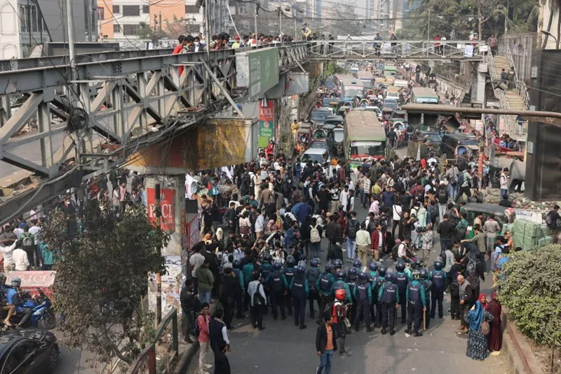 শিক্ষার্থীদের সায়েন্স ল্যাব–টেকনিক্যাল–তাঁতীবাজার মোড় অবরোধ