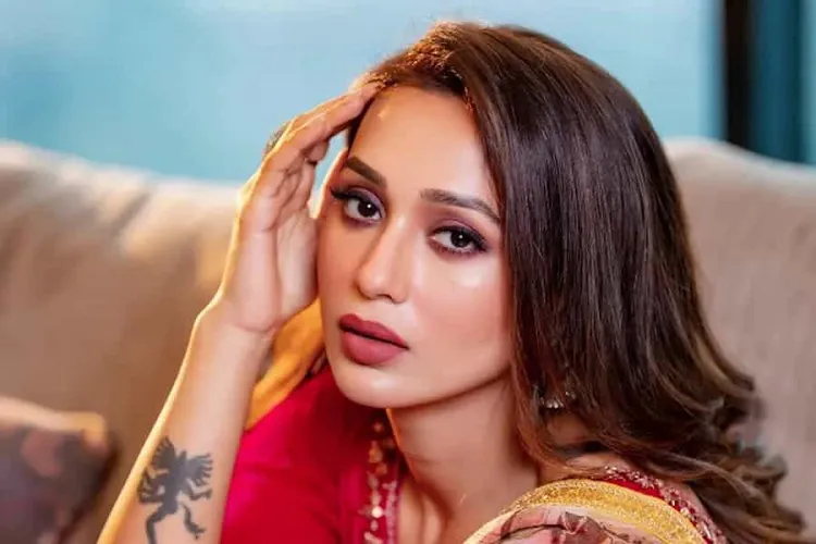পারফরম্যান্স চলাকালীন মঞ্চ থেকে নামিয়ে মিমিকে হেনস্তা