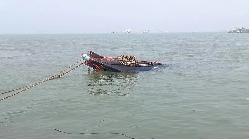 মেঘনায় ট্রলারডুবিতে নিখোঁজ ৪ জেলে