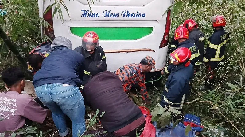 মাদারীপুরে বাস-অটোরিকশা মুখোমুখি সংঘর্ষে নিহত ৬