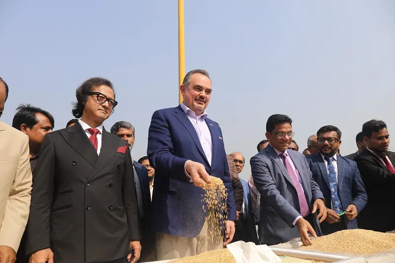 চট্টগ্রাম বন্দরে যুক্তরাষ্ট্রের গমের চালানকে স্বাগত জানালেন মার্কিন রাষ্ট্রদূত