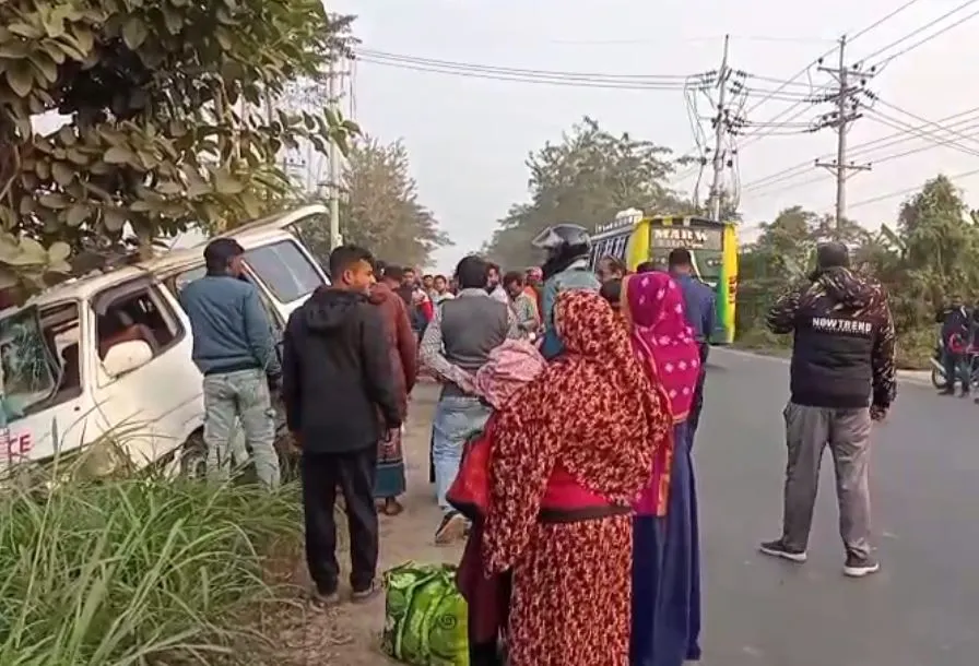 লাশবাহী অ্যাম্বুলেন্সের ধাক্কায় ২ ভ্যানযাত্রী নিহত
