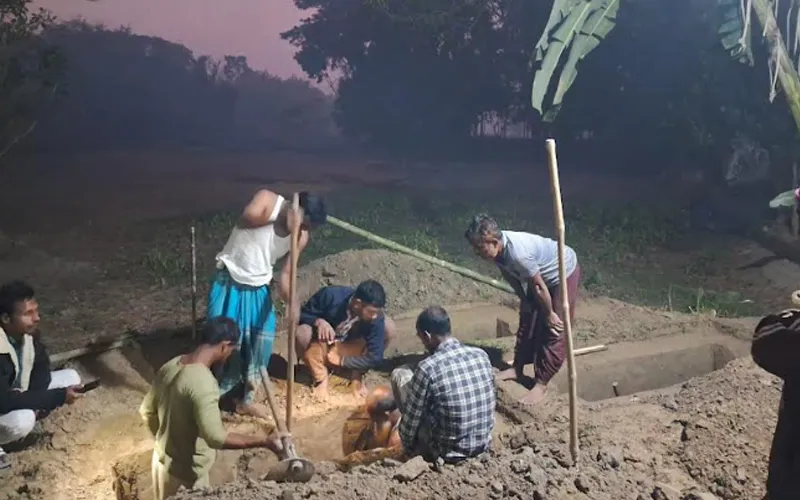 উত্তরায় অগ্নিকাণ্ড: ময়মনসিংহে পাশাপাশি দাফন করা হলো বাবা-ছেলেসহ তিনজনকে